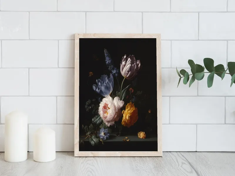 Постер «Элегантный букет цветов на черном фоне» над диваном в гостиной