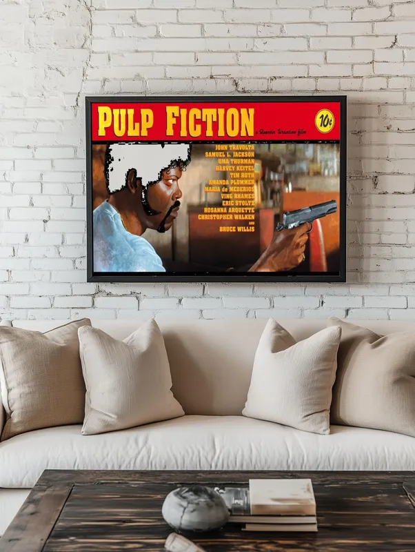 Постер «Постер Джулс Уинфилд в закусочной — Криминальное чтиво» над диваном в гостиной