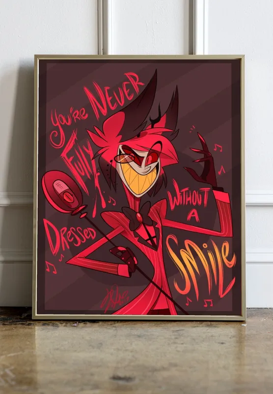 Постер «Постер Аластор с микрофоном — Улыбка Радио-демона» над диваном в гостиной