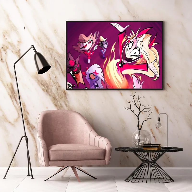 Постер «Постер Чарли Морнингстар — огненная битва в Аду» над диваном в гостиной