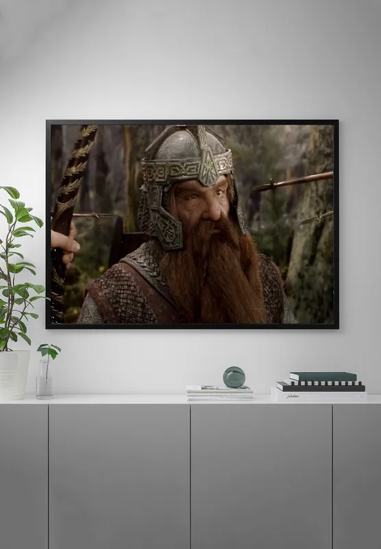 Постер «Постер Властелин колец — Гимли сын Глоина» над диваном в гостиной