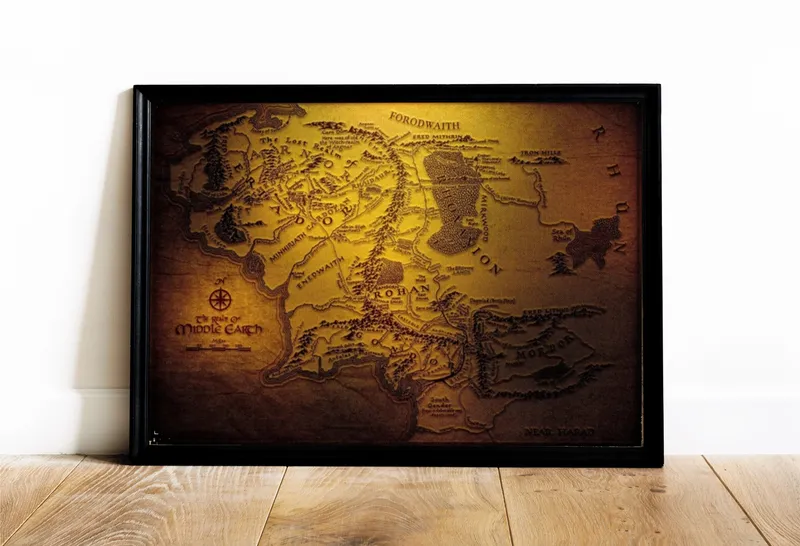 Постер «Постер Властелин колец — Карта Средиземья» над диваном в гостиной