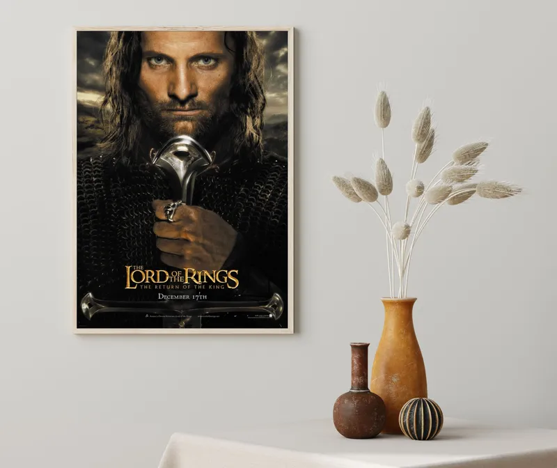 Постер «Постер Властелин колец: Возвращение короля — Арагорн» над диваном в гостиной