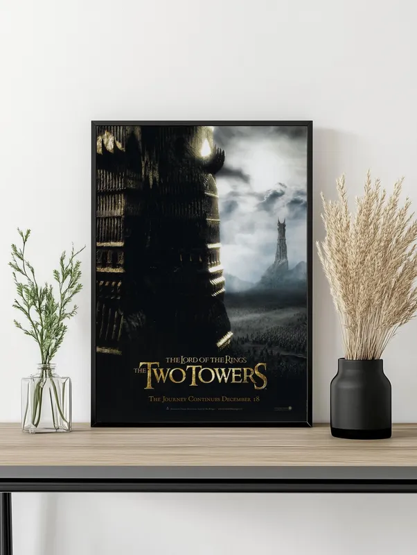 Постер «Постер Властелин колец: Две башни — Барад-Дур и Ортханк» над диваном в гостиной