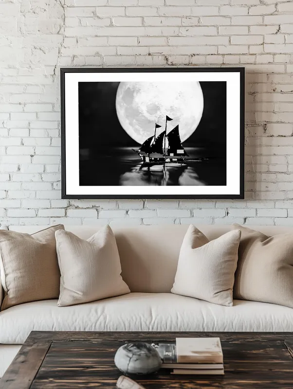 Постер «Полная луна» на стене в офисе