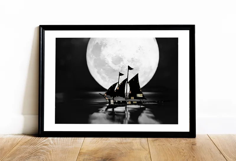 Постер «Полная луна» над диваном в гостиной