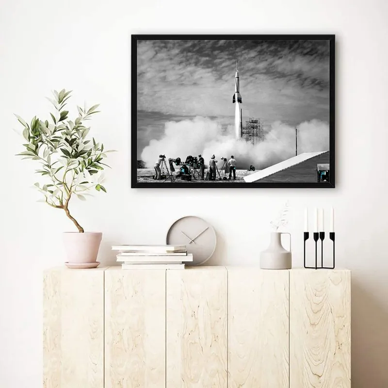 Постер «Запуск ракеты» на стене в офисе
