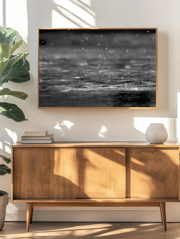 Постер «Дождевые капли» над диваном в гостиной