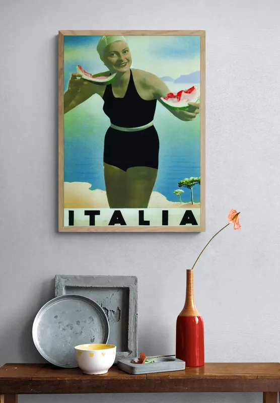 Постер «Девушка в Италии» на стене в офисе