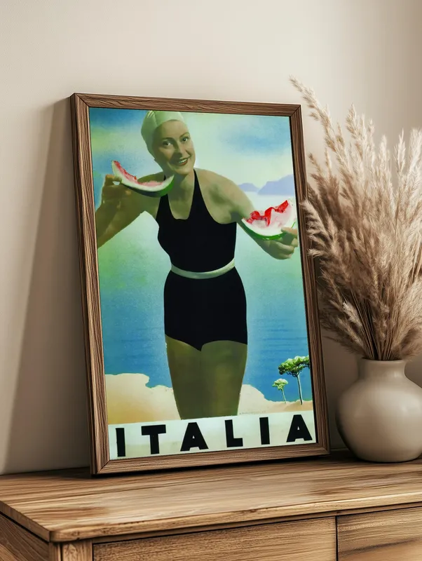 Постер «Девушка в Италии» над диваном в гостиной