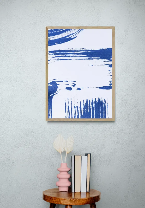 Постер «Синий фон» на стене в офисе