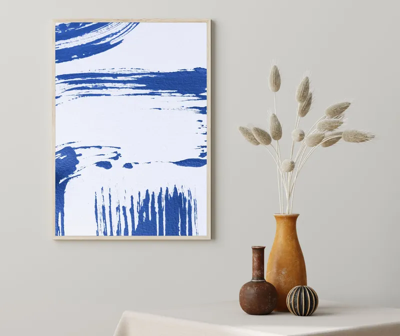 Постер «Синий фон» над диваном в гостиной