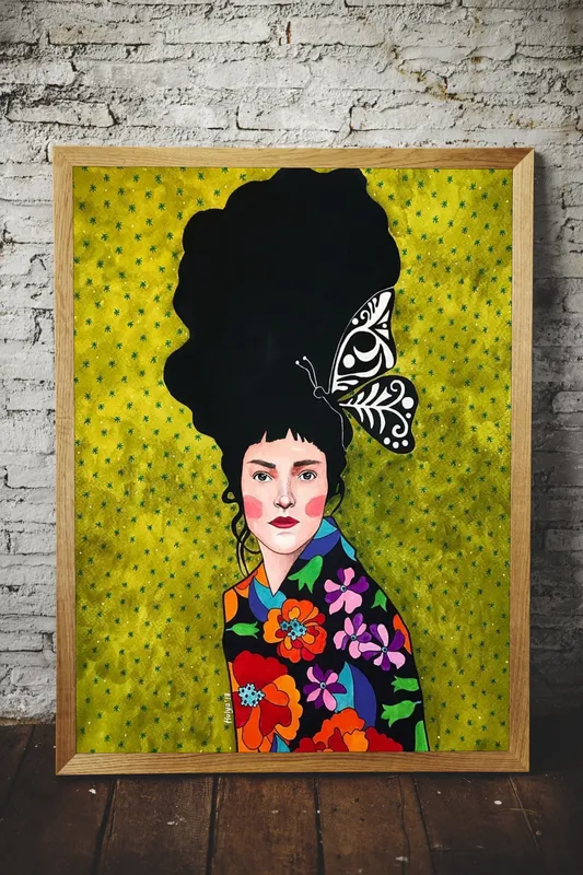 Постер «Девушка с бабочкой» на стене в офисе