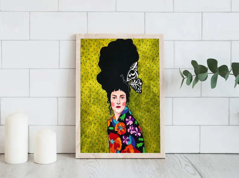 Постер «Девушка с бабочкой» над диваном в гостиной