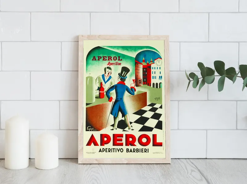 Постер «Апероль в Италии» над диваном в гостиной