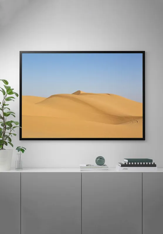 Постер «Песчаные дюны в Южной Калифорнии» над диваном в гостиной