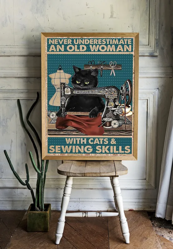 Постер «Кот портной» над диваном в гостиной