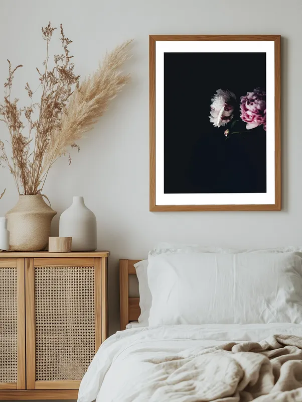 Постер «Пионы в лучах света» над диваном в гостиной