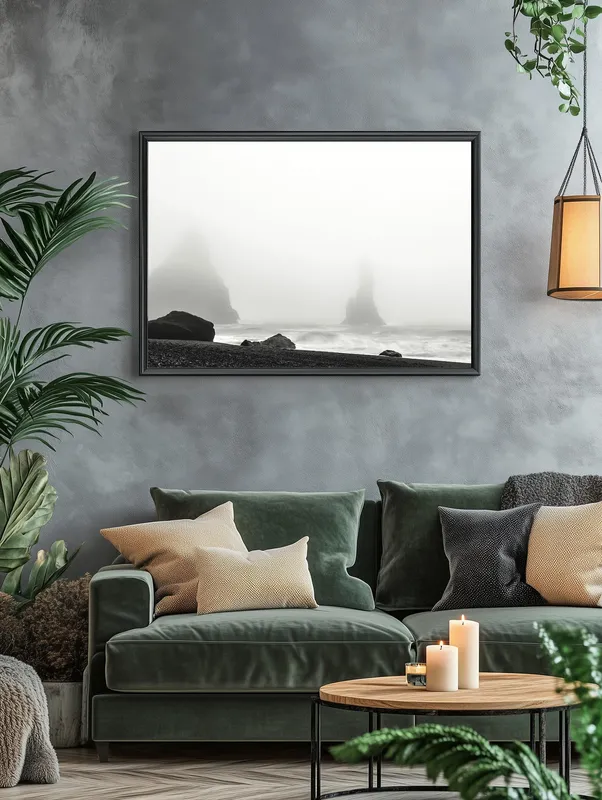 Постер «Север» над диваном в гостиной