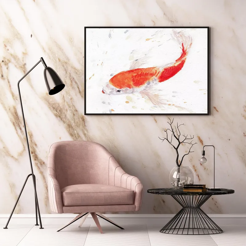 Постер «Карп кои» над диваном в гостиной