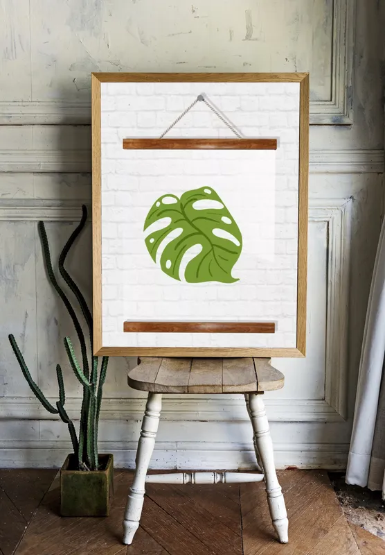 Постер «Прозрачный постер - Большой зеленый лист» над диваном в гостиной