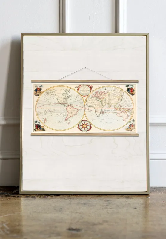 Постер «Старинная карта на холсте - Карта двух полушарий на английском языке» над диваном в гостиной