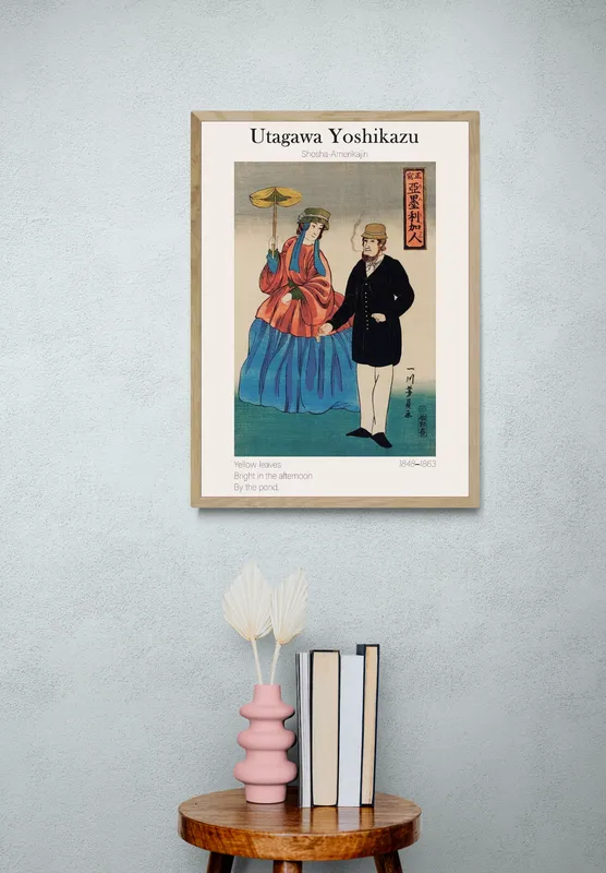 Постер «Японские гравюры - Американская пара» над диваном в гостиной