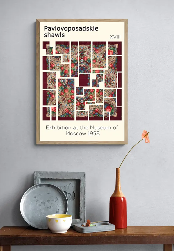 Постер «Павловопосадские платки - Цветы в золотистой рамке» над диваном в гостиной