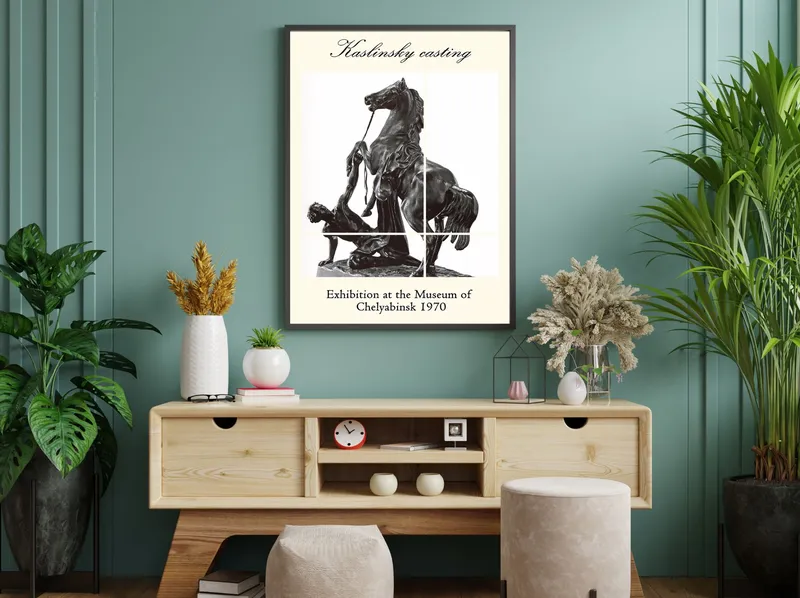 Постер «Каслинское литьё - Упавший всадник» на стене в офисе