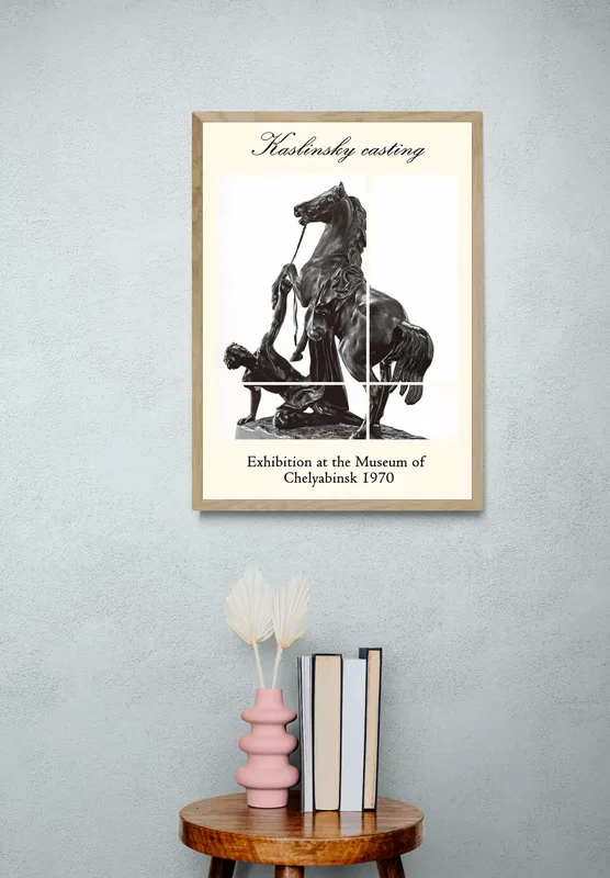 Постер «Каслинское литьё - Упавший всадник» над диваном в гостиной