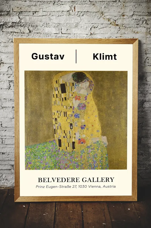 Постер «Густав Климт - Поцелуй» на стене в офисе