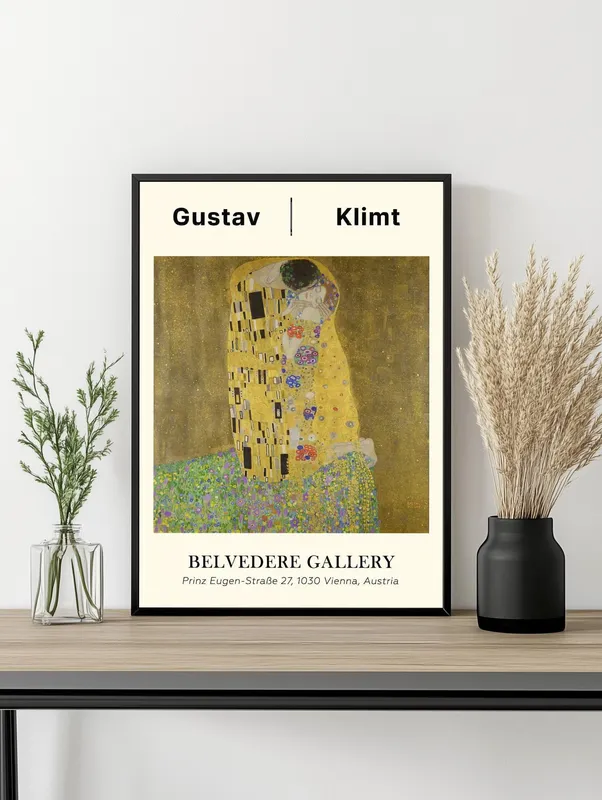 Постер «Густав Климт - Поцелуй» над диваном в гостиной