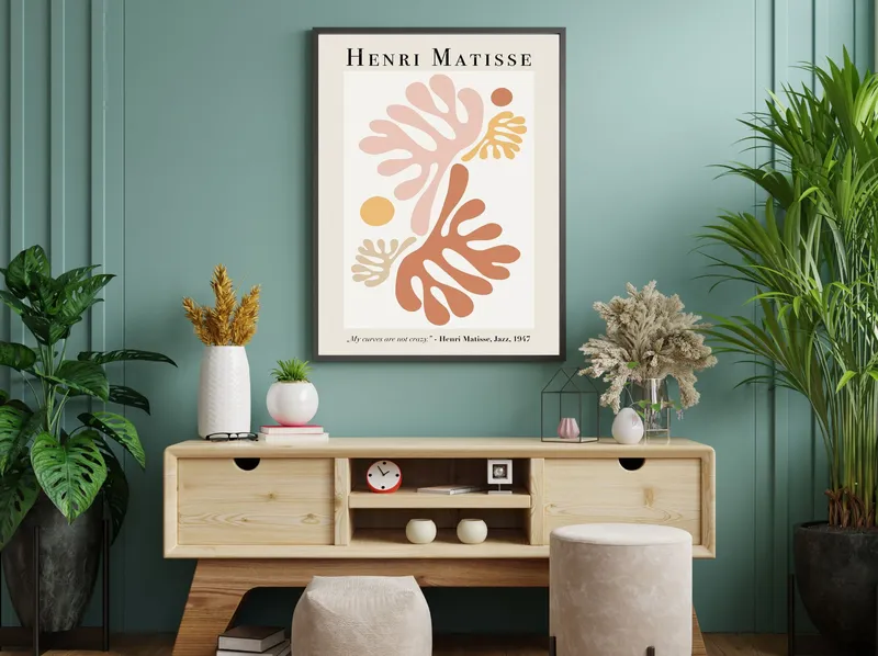 Постер «Анри Матисс - Аппликация из листьев» над диваном в гостиной