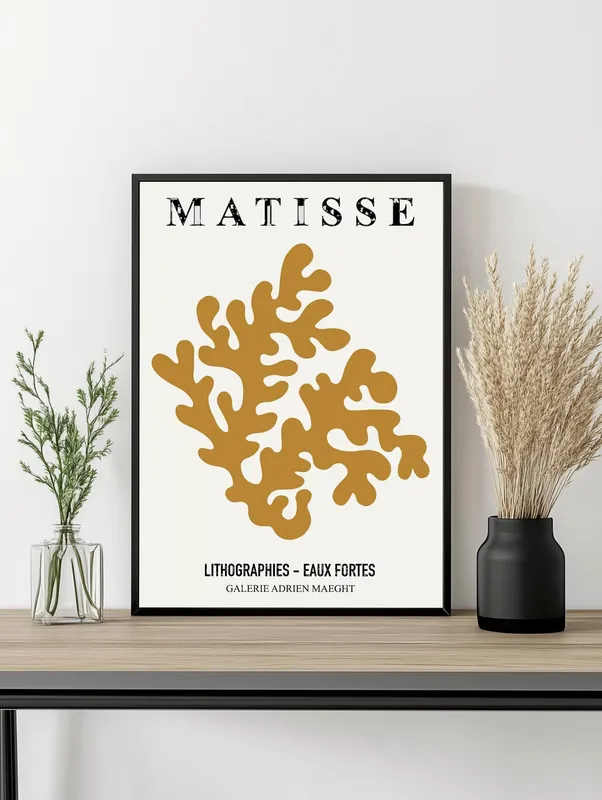 Постер «Анри Матисс - Золотистая линия» над диваном в гостиной