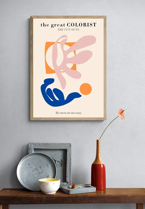 Постер «Анри Матисс - Разноцветные формы из бумаги» над диваном в гостиной