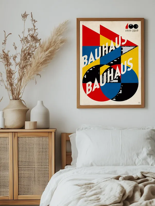 Постер «Баухаус - Столетие стиля» на стене в офисе