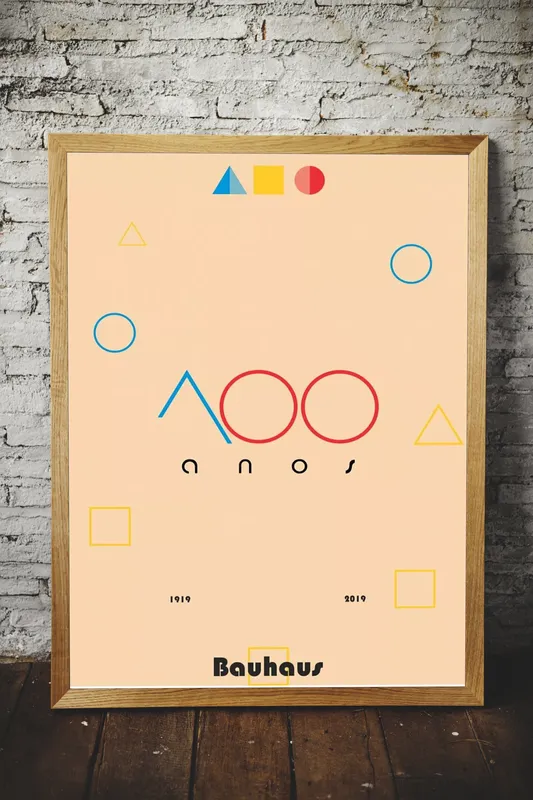 Постер «Баухаус - Выставка в Бразилии» над диваном в гостиной