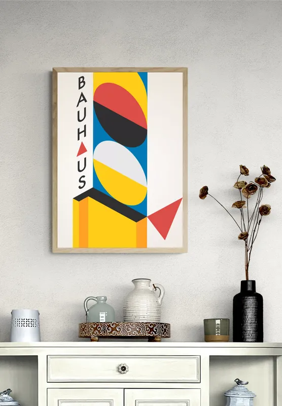 Постер «Баухаус - Объемные фигуры» над диваном в гостиной