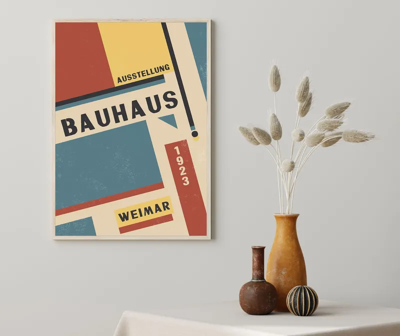 Постер «Баухаус - Веймар» над диваном в гостиной