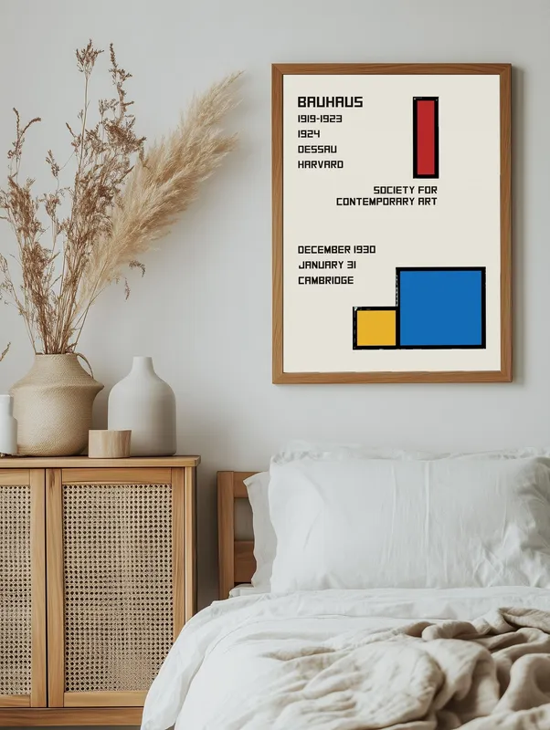 Постер «Баухаус - Современное искусство» на стене в офисе