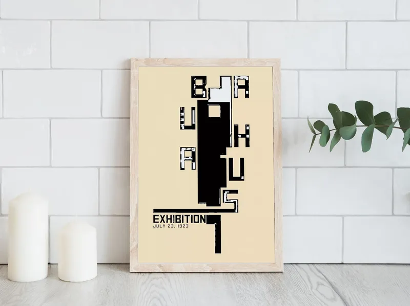 Постер «Баухаус - Черный небоскреб» над диваном в гостиной