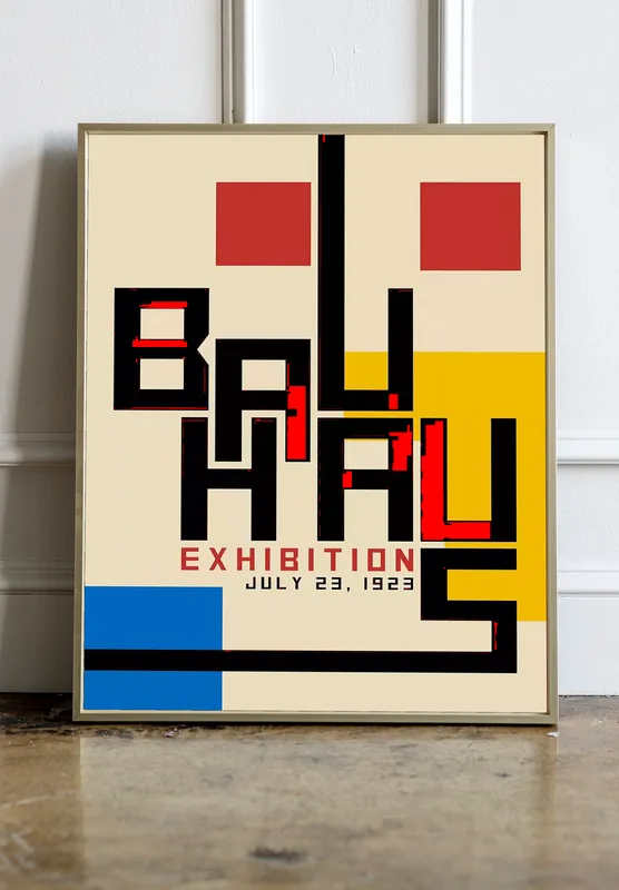 Постер «Баухаус - Выставочный плакат» над диваном в гостиной