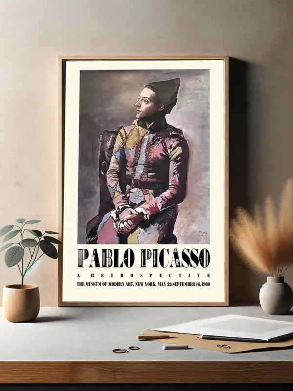 Постер «Пабло Пикассо - Арлекин» над диваном в гостиной