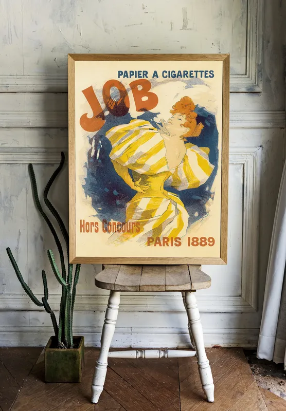 Постер «Рекламный плакат - Сигареты Job» над диваном в гостиной