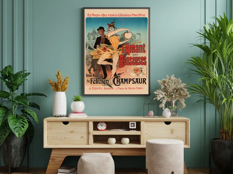 Постер «Афиша - L'Amant Danseuses» над диваном в гостиной