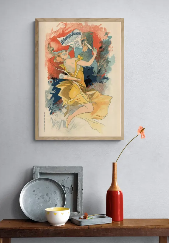 Постер «Рекламный плакат - Le Courrier francais» над диваном в гостиной