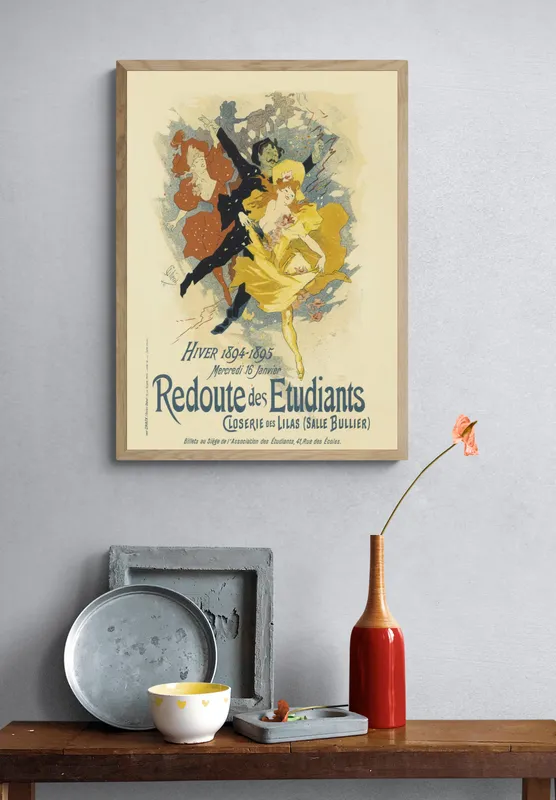 Постер «Афиша - Redoute des Etudiants» над диваном в гостиной