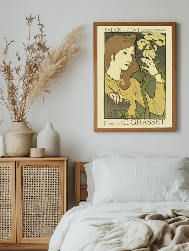 Постер «Афиша - Выставка в салоне Des Cent» над диваном в гостиной