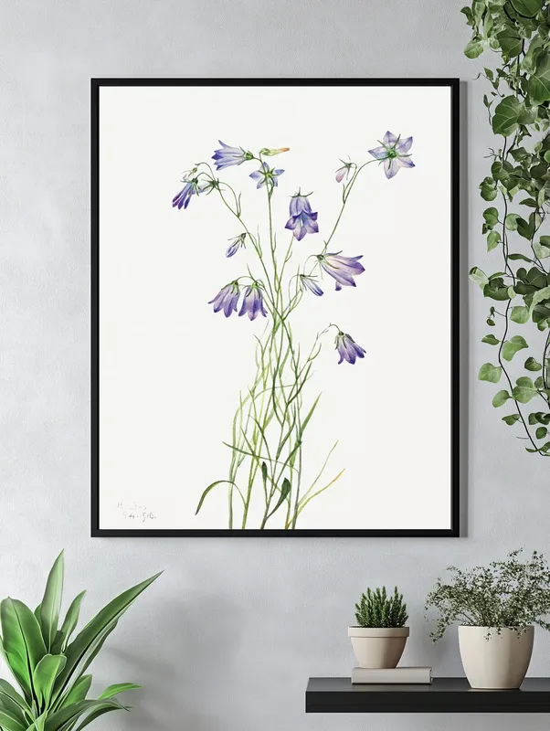 Постер «Дикие цветы - Колокольчики» над диваном в гостиной