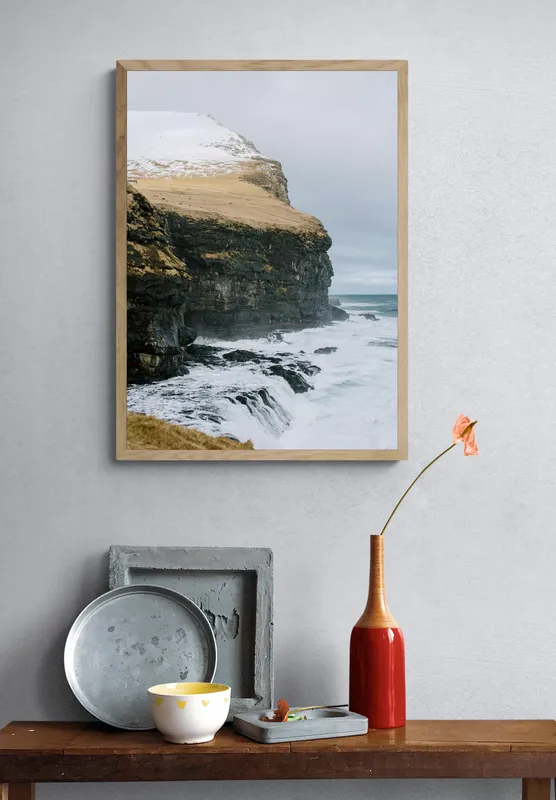 Постер «Скалистый берег» на стене в офисе